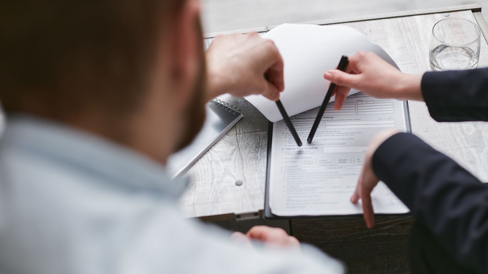 Profesionales revisando documentación administrativa y contratos públicos