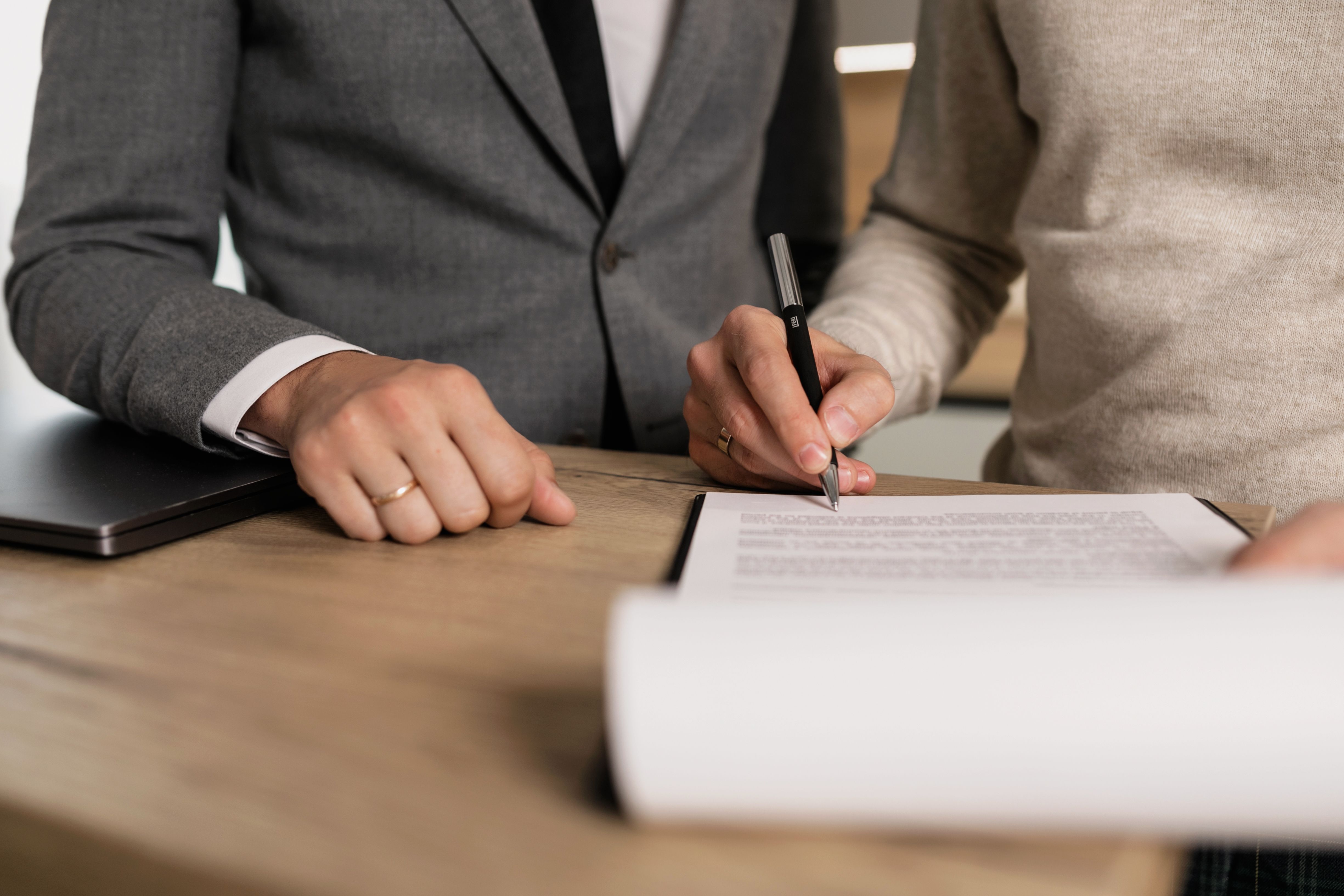 Profesionales firmando documentación para facturación con administración pública