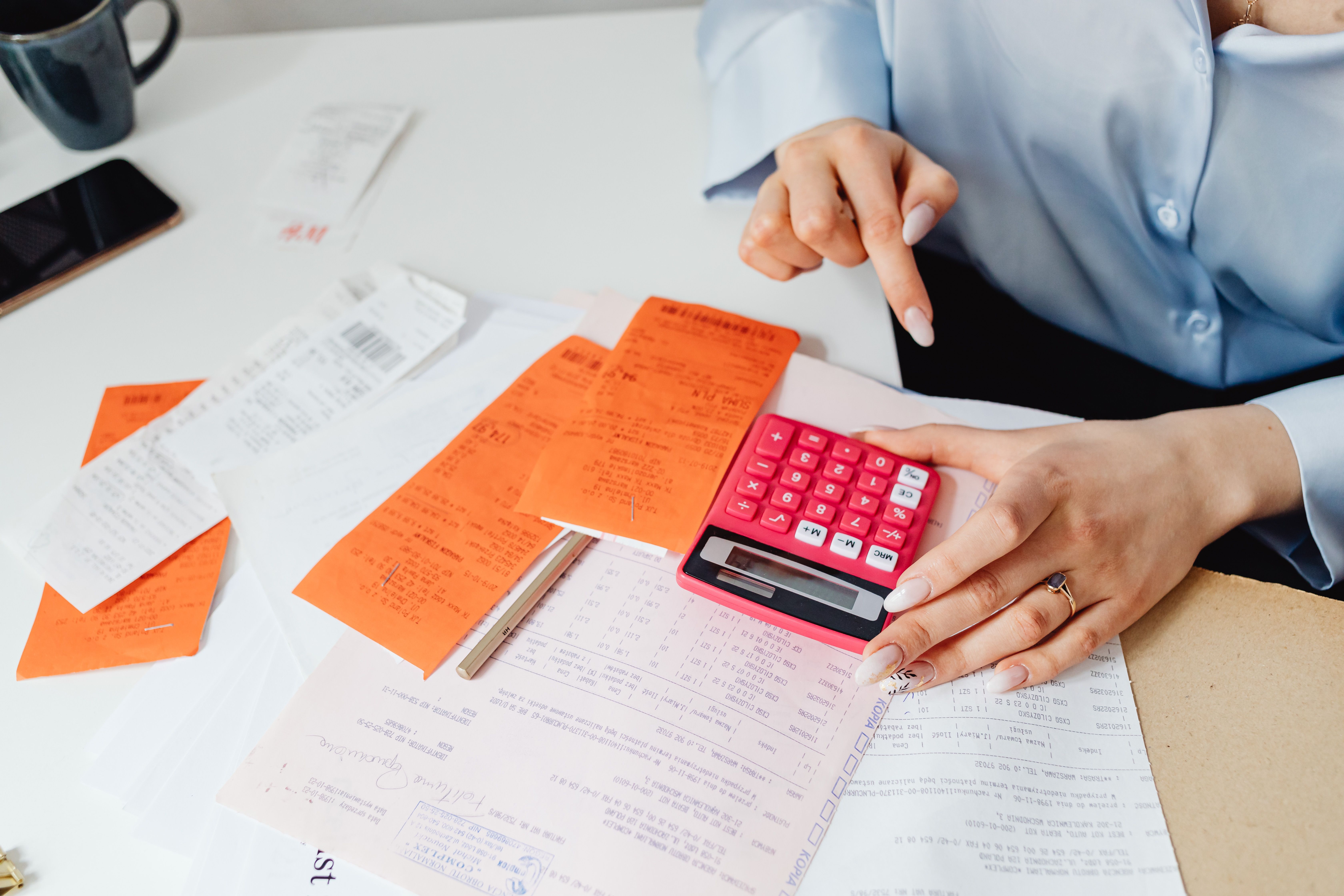 Tickets y calculadora sobre una mesa para revisar gastos con OCR