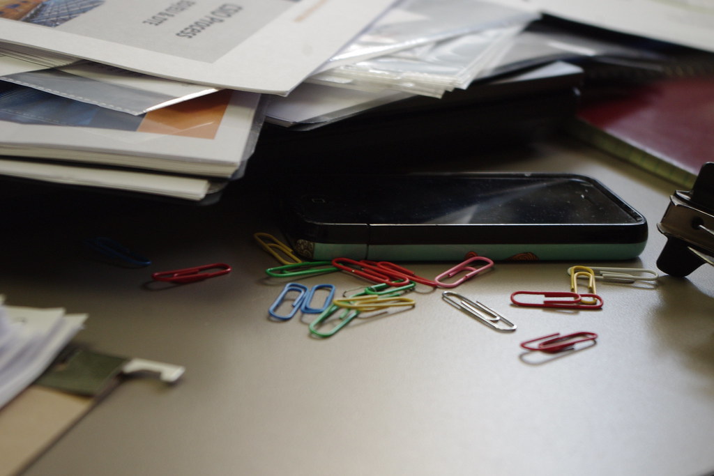 Documentación de oficina organizada para consultar manuales prácticos fiscales